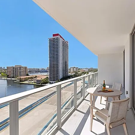 Wrap Around Balcony, Insane Amenities, Amazing Pool Apartamento